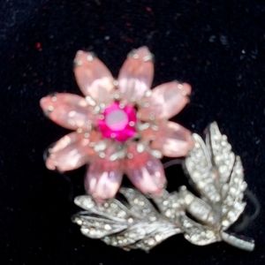 NEW.   PINK SHADES OF CUBIC ZIRCONIA AND WHITE RHINESTONE FLORAL BROOCH. NWOT